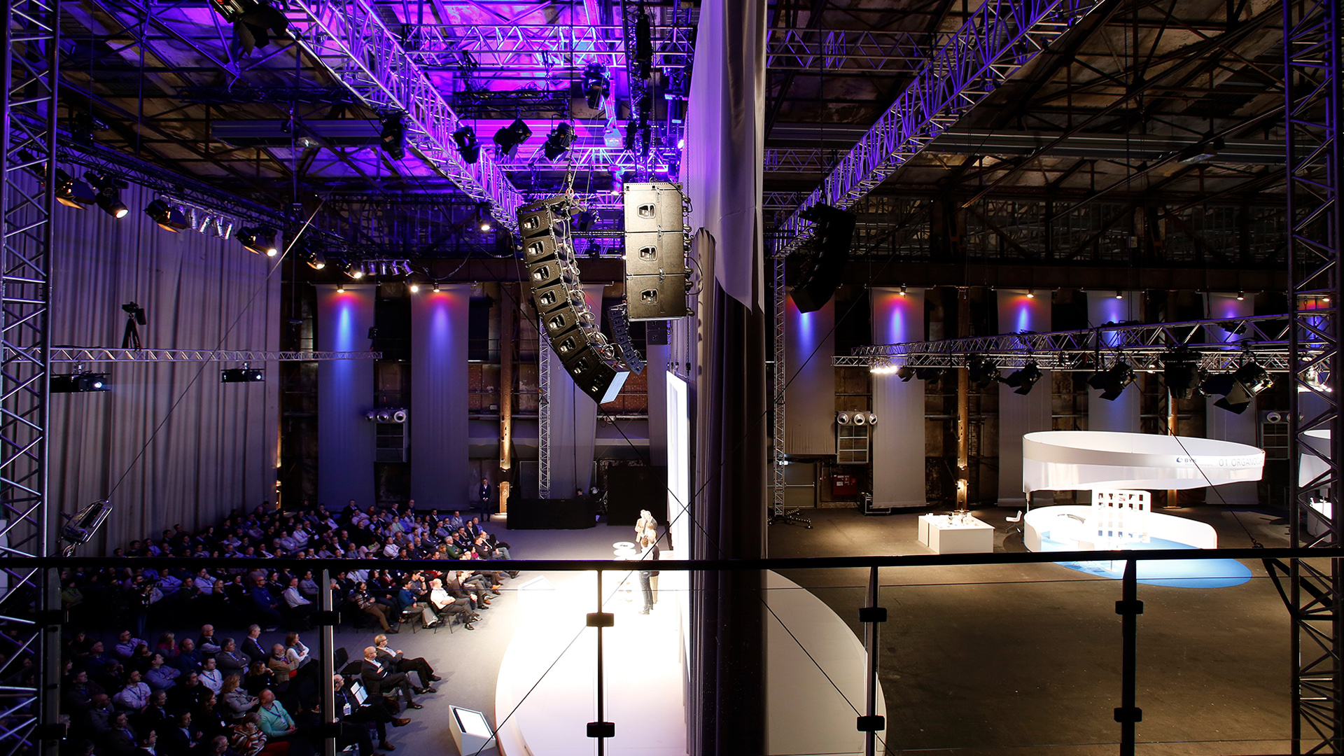 BYK Future Lab - STUFE 1: „Es ist wie immer…. – oder doch nicht?“ - Auftakt in bewusst schlichter Situation (links im Bild); die Teilnehmer ahnen nicht, dass sich dahinter wesentlich mehr verbirgt (rechts im Bild)