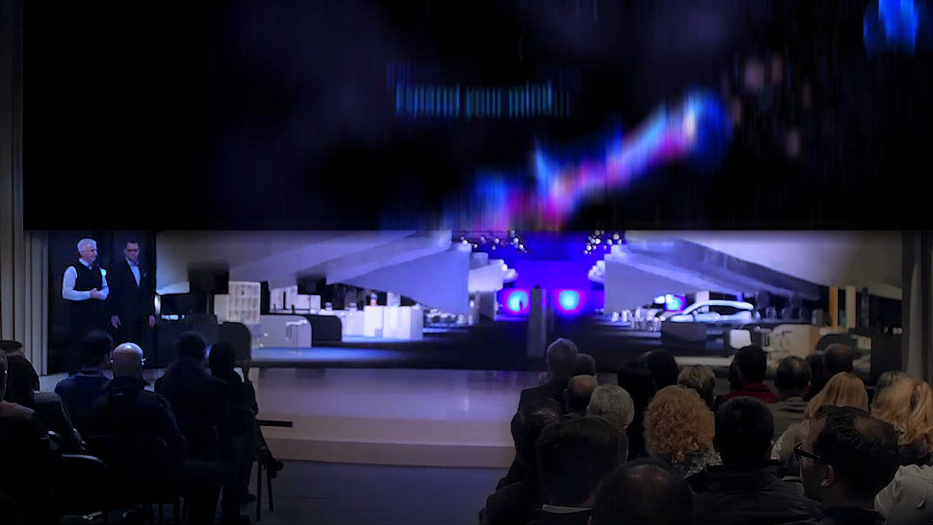 BYK Future Lab - STUFE 2: „Wir werden Sie begeistern!“ - nach Vorstands-Keynotes und emotionalem Opening-Film hebt sich die Leinwand und gibt den Weg frei …