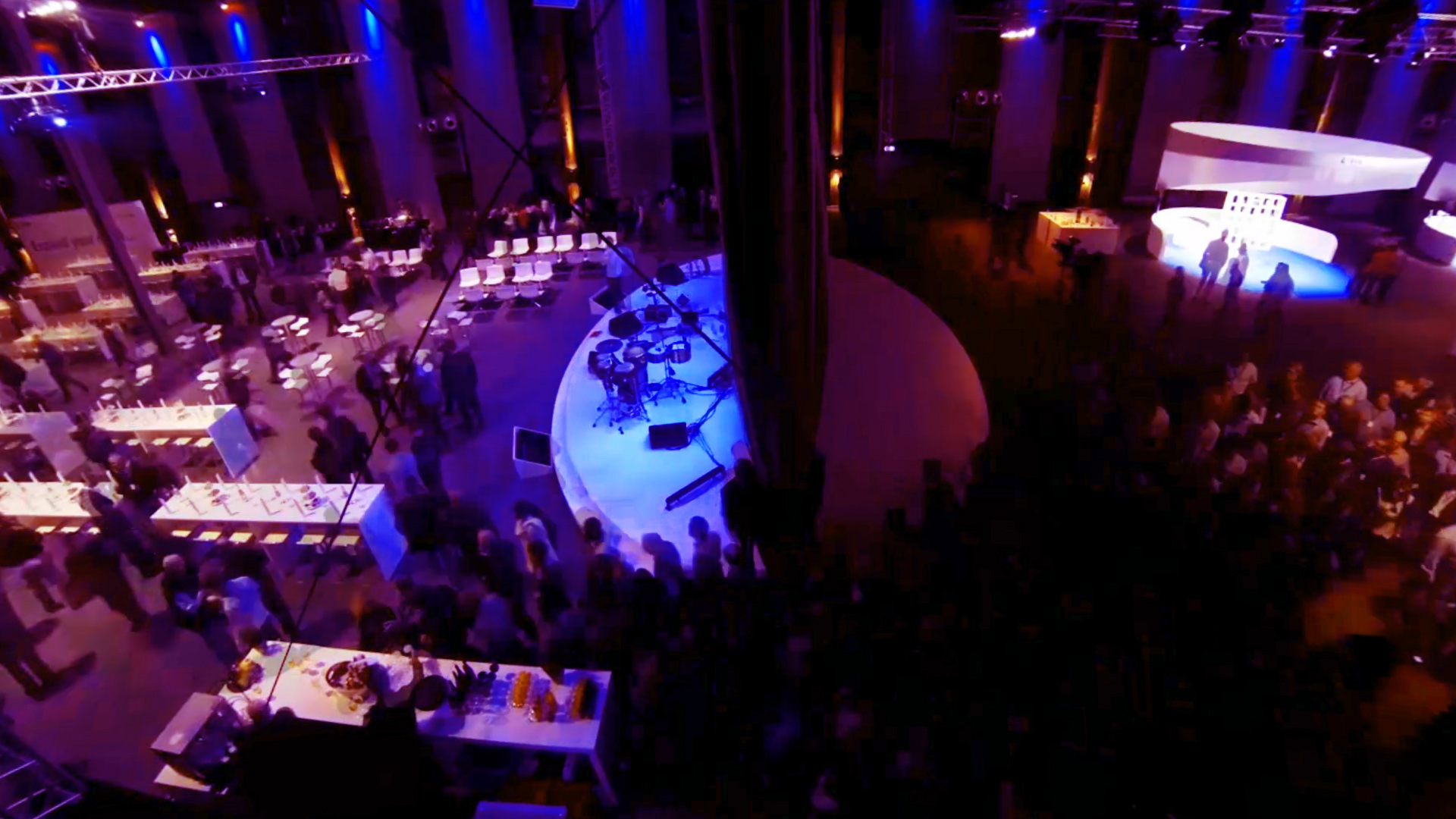 BYK Future Lab - STUFE 4: „Enjoy & connect!“ - Zum Abendprogramm Rückkehr in den inzwischen umgebauten Plenumsbereich als „dritter Raum“ mit Catering, Entertainment, Musik, kommunikativer Party-Lounge