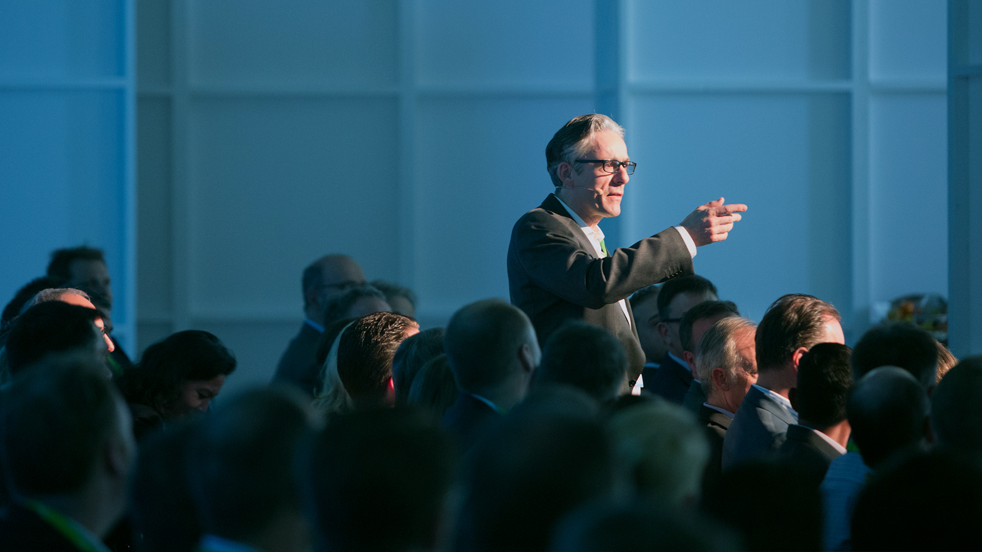 BAYER Leadership Conference - Überraschender Auftakt: Zwei Teilnehmer beginnen einen kritischen Management-Dialog aus dem Publikum heraus.
