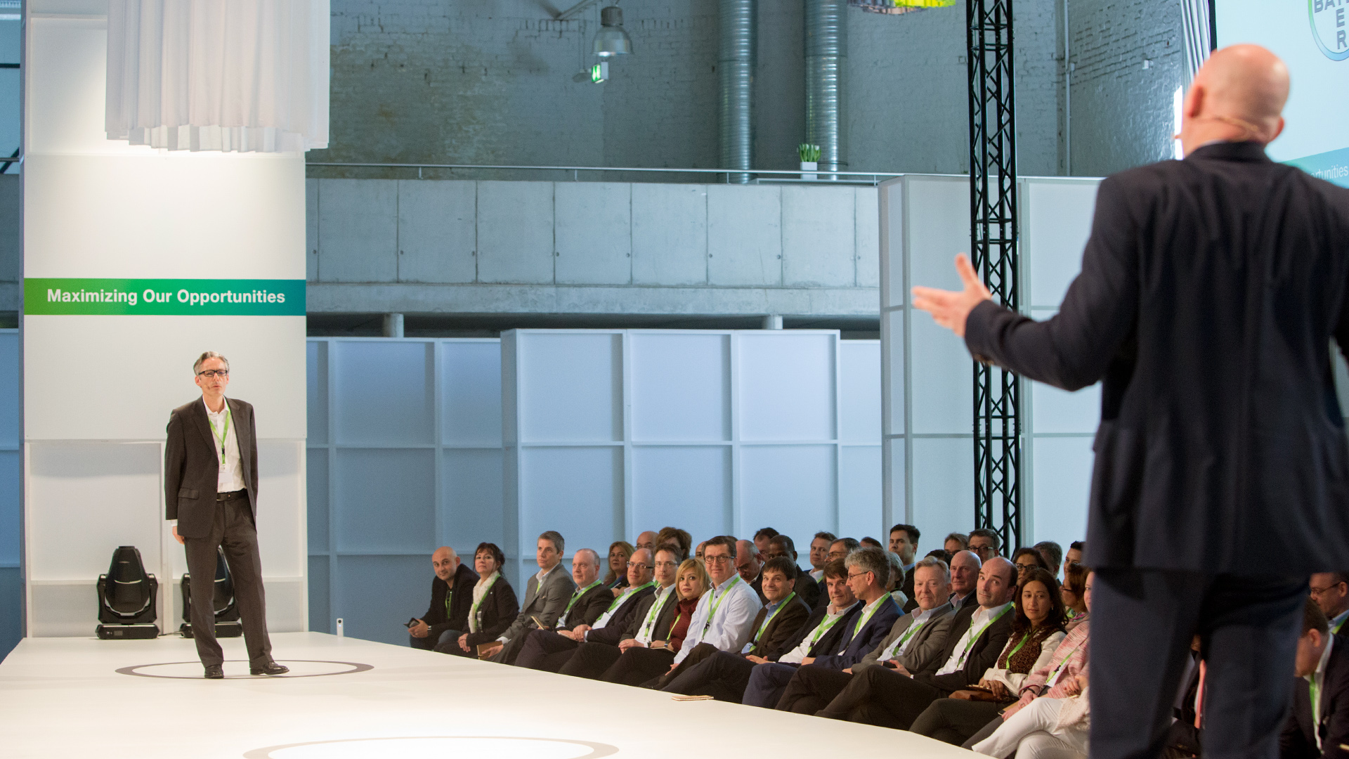 BAYER Leadership Conference - Auflösung und Impuls: Die beiden Business Theater Darsteller formulieren benannte Pain Points aus dem "Labyrinth der Erwartungen" in einem ehrlichen Dialog