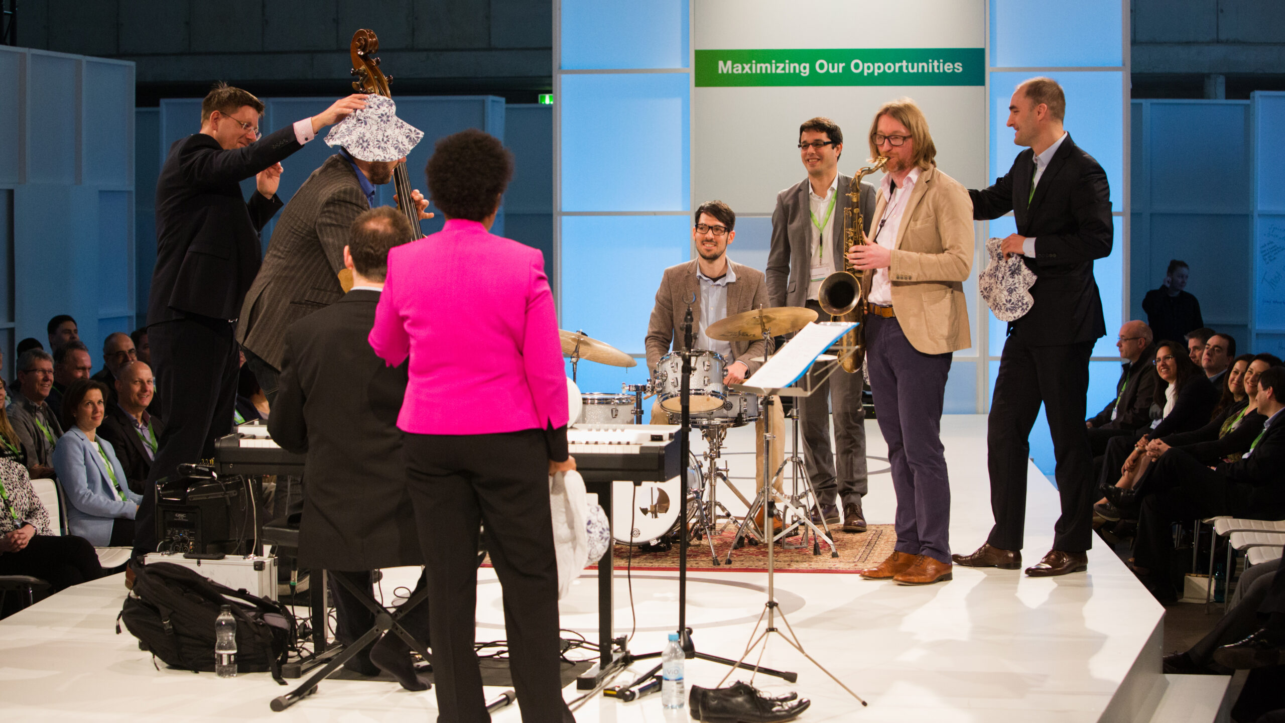BAYER Leadership Conference - Ungewöhnliche Inszenierungen: Impro-Musikperformance zum Thema "Den Hut aufhaben"