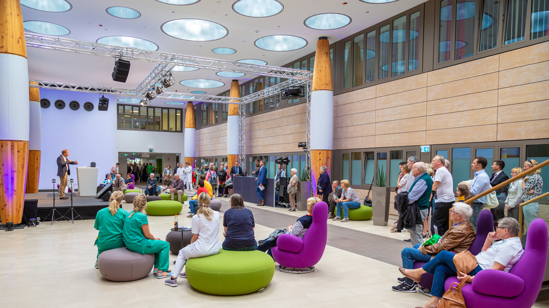 Klinikum Jubiläum - Ganztägiges durchformatiertes Bühnenprogramm, Vorstellung der Bereiche und Personen